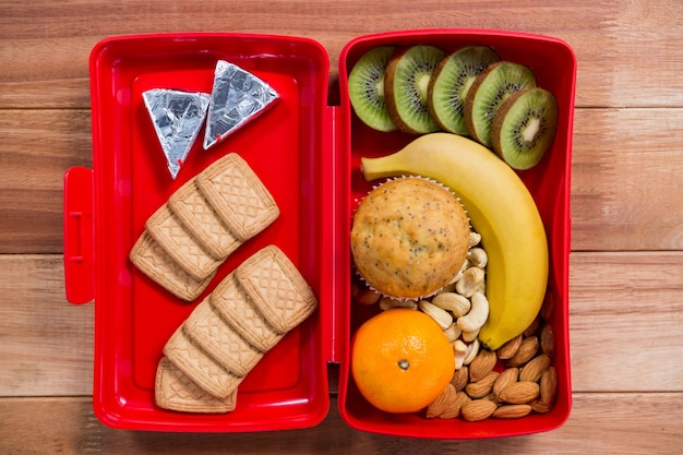 Diverse hapje en fruit in lunchbox