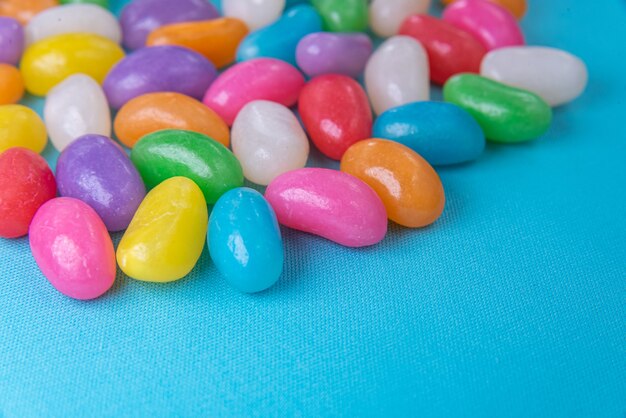 Diverse jelly beans op de blauwe achtergrond