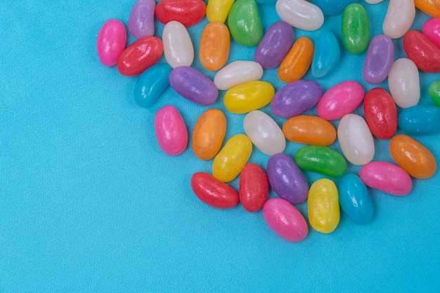 Diverse jelly beans op de blauwe achtergrond