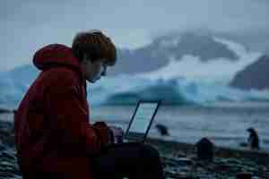 Gratis foto diverse jonge mensen die digitale nomaden zijn en op afstand werken vanuit dromerige locaties
