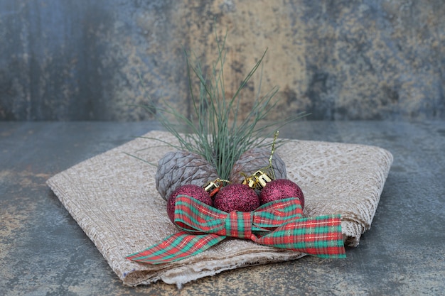 Diverse kerst ornamenten en jute op marmeren tafel. Hoge kwaliteit foto