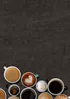 Gratis foto diverse koffiemokken op een zwarte geweven grunge