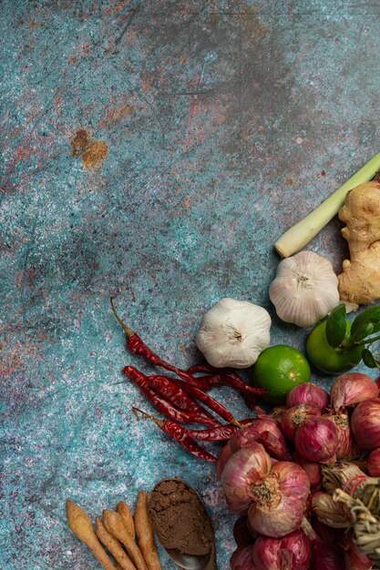 Diverse kruiden en specerijen om op zwart te koken