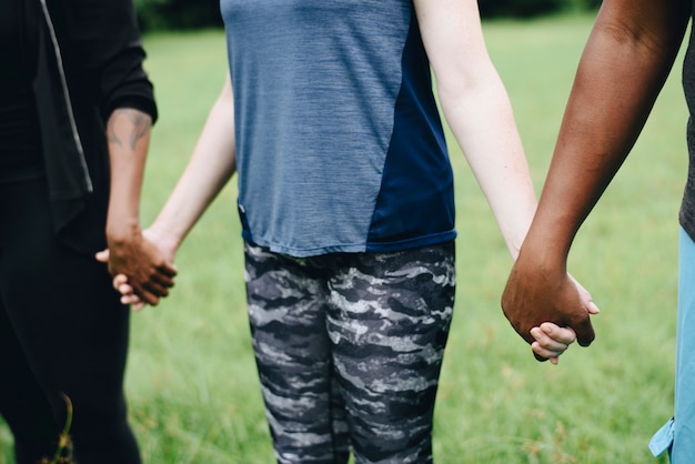 Diverse mensen hand in hand in het park