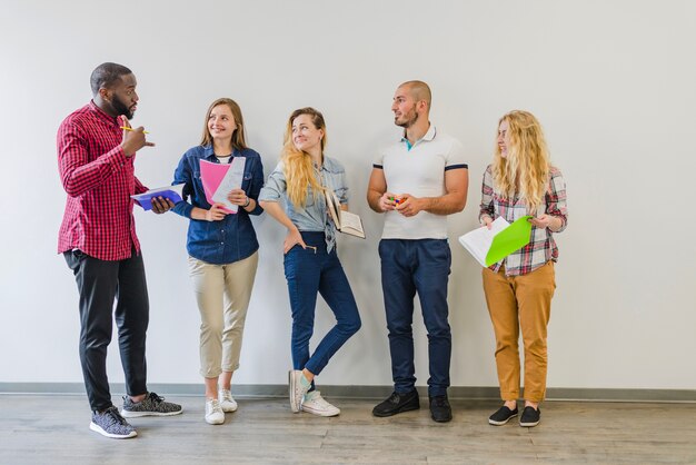 Diverse mensen met notitieblokken communiceren