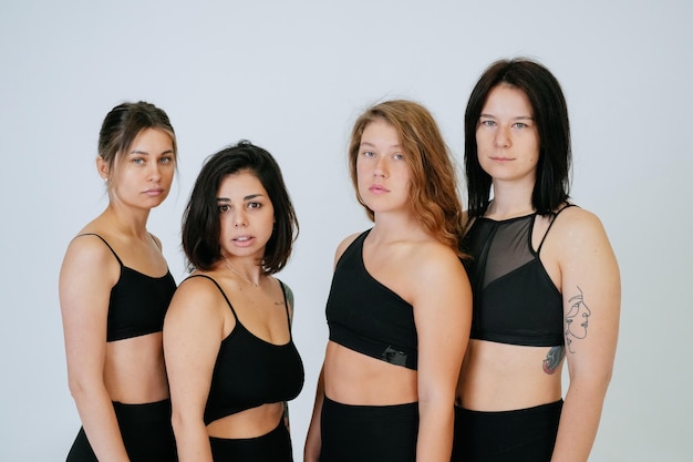 Diverse modellen lachen samen genietend van de tijd kijken naar de camera