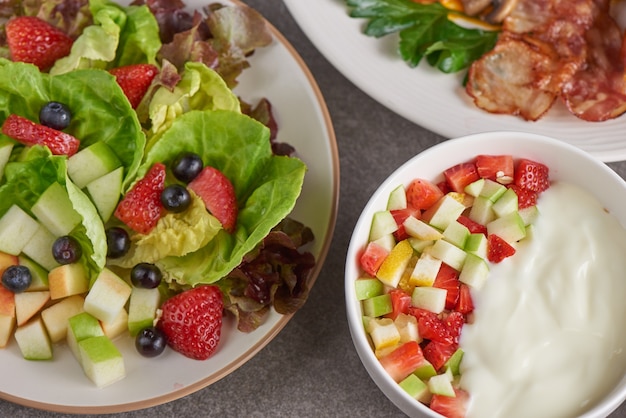 diverse open sandwiches gemaakt van bruin volkorenbrood met tomatensaus