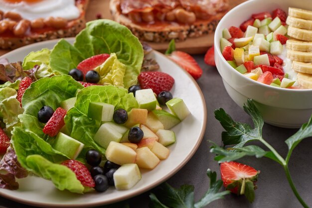 diverse open sandwiches gemaakt van bruin volkorenbrood met tomatensaus