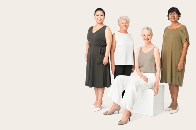 Diverse rijpe vrouwen in vrijetijdskleding studio portret full body