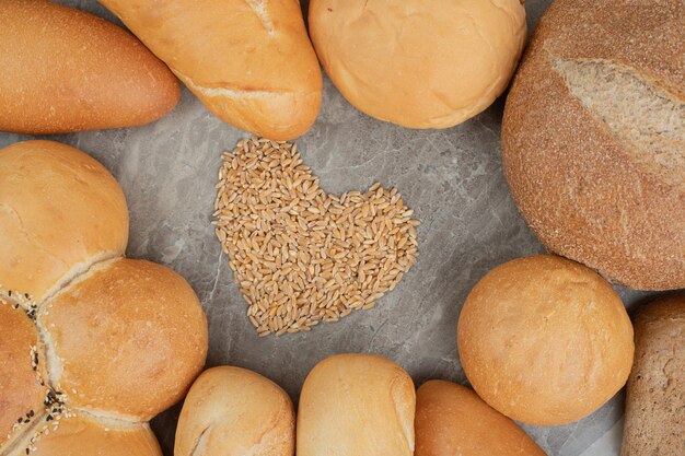 Diverse soorten brood en gerst op marmer. Hoge kwaliteit foto