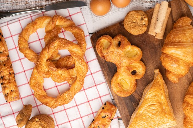 Diverse soorten brood op rode witte doek. Bovenaanzicht.