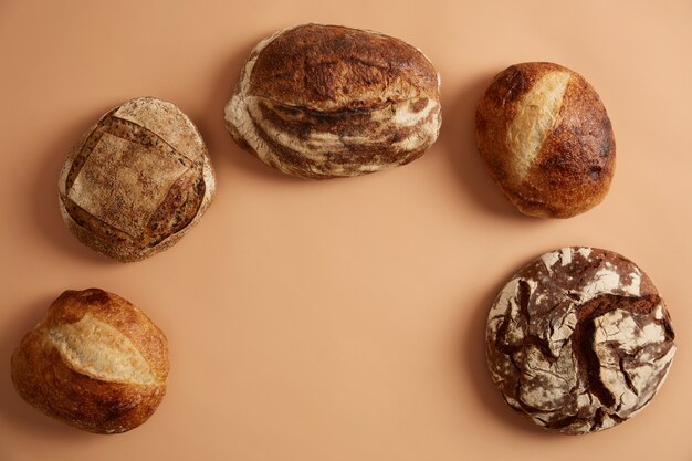 Diverse soorten brood rijk aan vezelvitaminen, mineralen op basis van natuurlijke fermenten en biologisch meel. Gekiemd tarwe- of zuurdesembrood dat de verteerbaarheid bevordert en de beschikbaarheid van voedingsstoffen verbetert