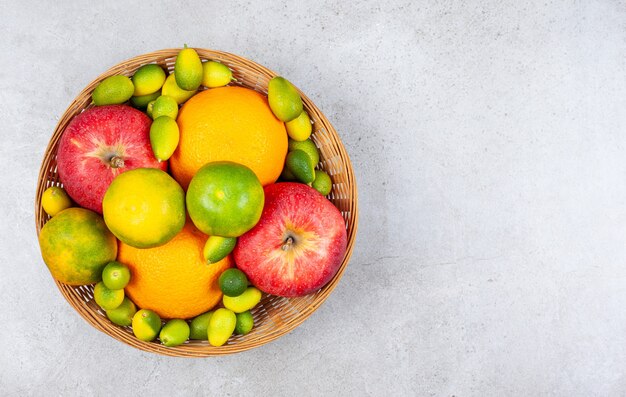 Diverse soorten fruit in mand bovenaanzicht van vers fruit