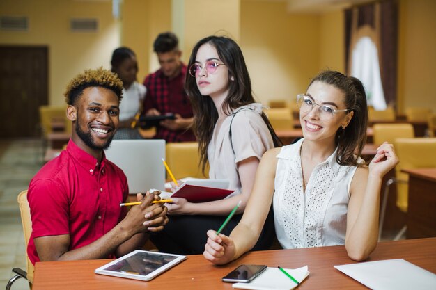 Diverse studenten poseren in de klas