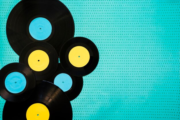 Diverse vinyls en ruimte aan de rechterkant