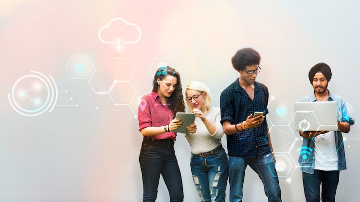Gratis Foto diverse vrienden die digitale apparaten gebruiken