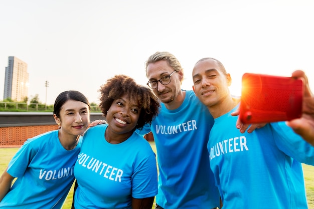 Diverse vrijwilligers die samen een selfie maken