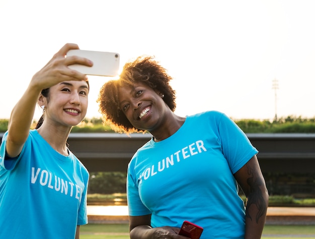 Diverse vrijwilligers die samen een selfie maken