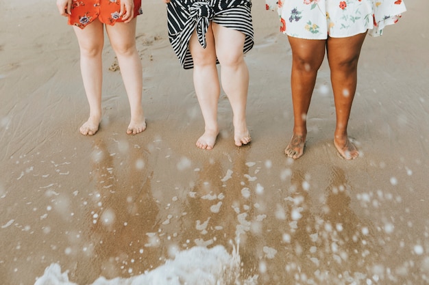 Diverse vrouwen die hun voeten in het water doorweken