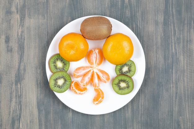 Diverse vruchten gesneden op een houten tafel