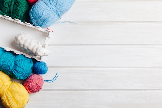 Diverse wolballetjes en ruimte rechts