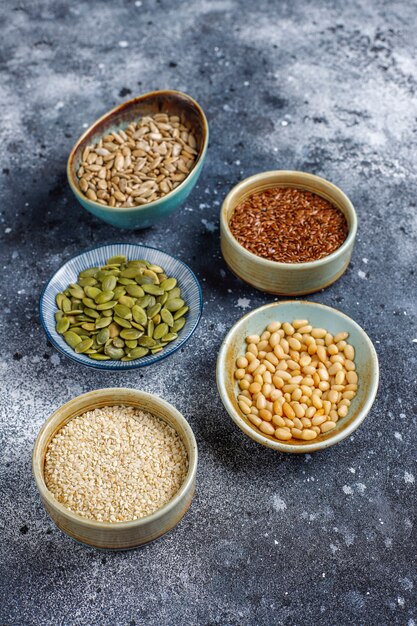 Diverse zaden - sesam, lijnzaad, zonnebloempitten, pompoenpitten voor salades.