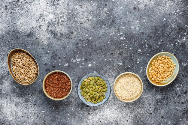 Diverse zaden - sesam, lijnzaad, zonnebloempitten, pompoenpitten voor salades.