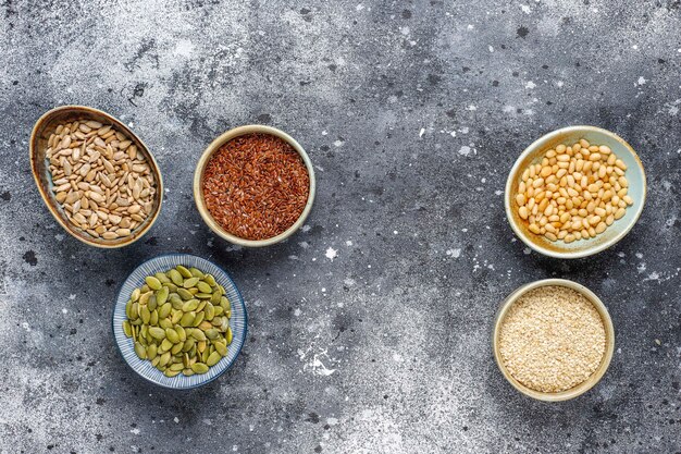 Diverse zaden - sesam, lijnzaad, zonnebloempitten, pompoenpitten voor salades.