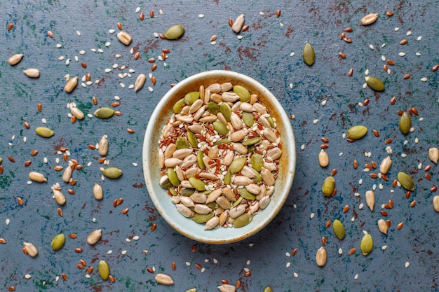 Diverse zaden - sesam, lijnzaad, zonnebloempitten, pompoenpitten voor salades.