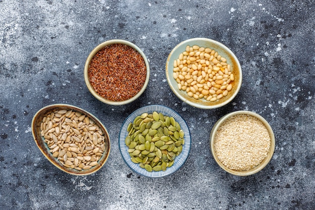 Diverse zaden - sesam, lijnzaad, zonnebloempitten, pompoenpitten voor salades.