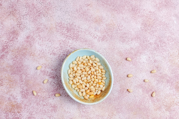 Diverse zaden - sesam, lijnzaad, zonnebloempitten, pompoenpitten voor salades.