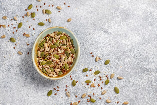 Diverse zaden - sesam, lijnzaad, zonnebloempitten, pompoenpitten voor salades.