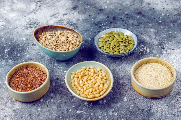 Diverse zaden - sesamzaad, lijnzaad, zonnebloempitten, pompoenpitten voor salades