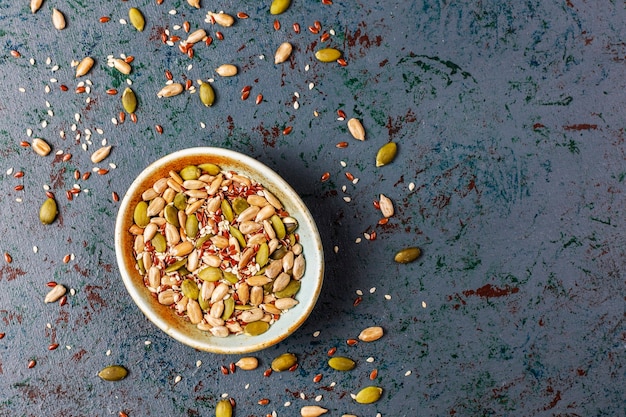 Diverse zaden - sesamzaad, lijnzaad, zonnebloempitten, pompoenpitten voor salades.