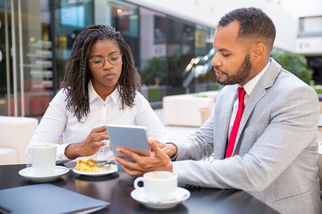 Diverse zakelijke collega's kijken naar projectpresentatie