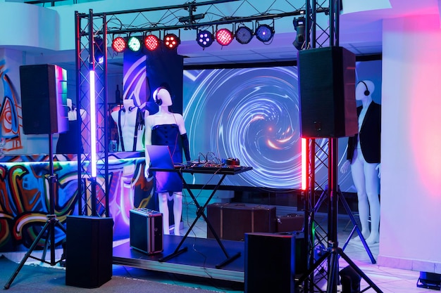 Dj-apparatuur op het podium voor live optredens van elektronische muziek in nachtclub. Muzikantcontroller voor het mixen van geluid, luidsprekers en schijnwerpers voor feestdiscotheek in club zonder mensen