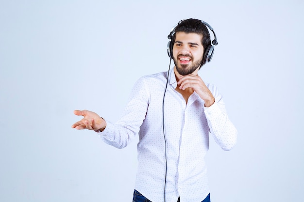 Gratis foto dj met koptelefoon introduceert iemand met emoties