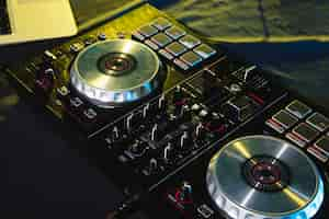 Gratis foto dj mixen soundboard paneelbediening