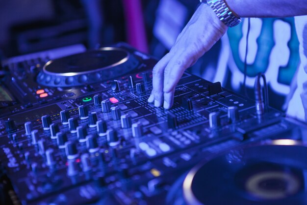 DJ speelt muziek op mixer