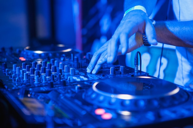 DJ speelt muziek op mixer