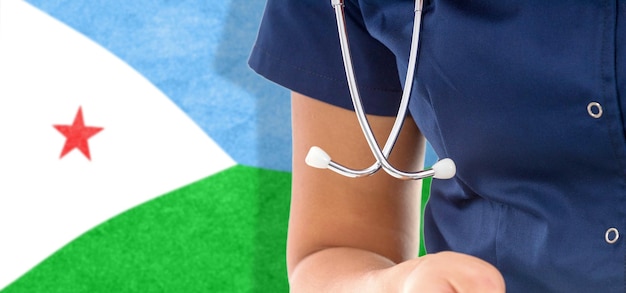 Gratis foto djibouti vlag vrouwelijke arts met stethoscoop, nationaal gezondheidszorgsysteem