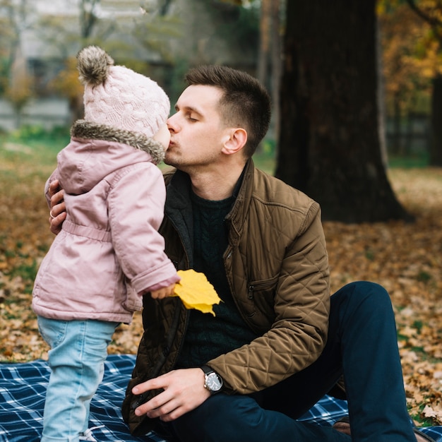 Dochter die haar papa in de herfsthout kust