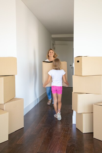 Dochter die moeder helpt om naar een nieuw appartement te verhuizen