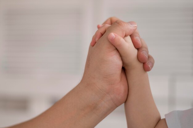 Dochter en moeder hand in hand