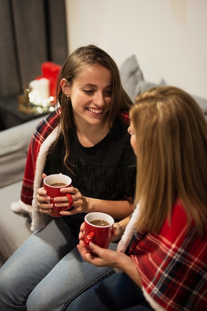 Dochter en moeder samen voor Kerstmis