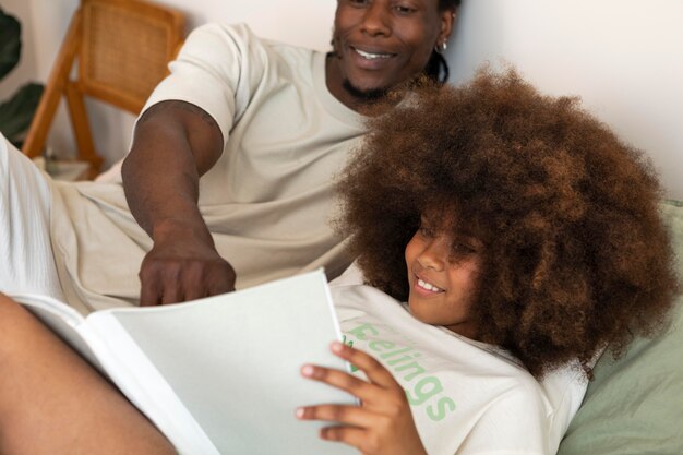 Dochter en vader die samen een boek lezen