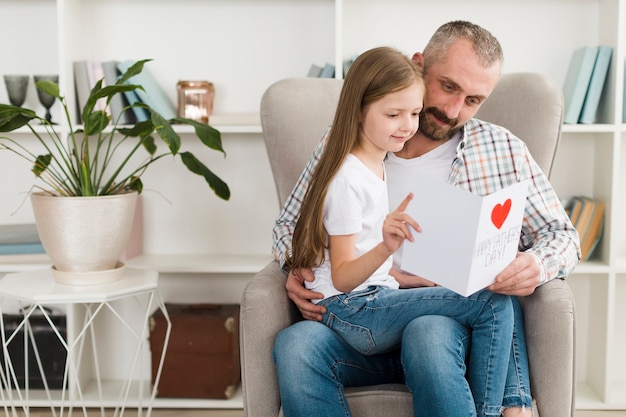 Gratis foto dochter en vader op vaders dag