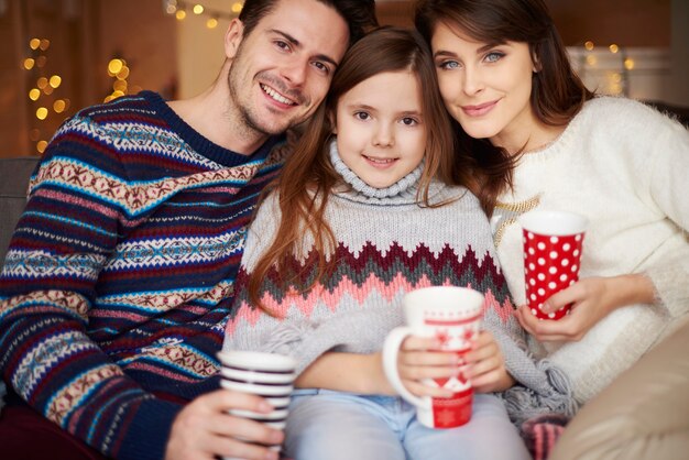 Dochter met ouders poseren voor camera