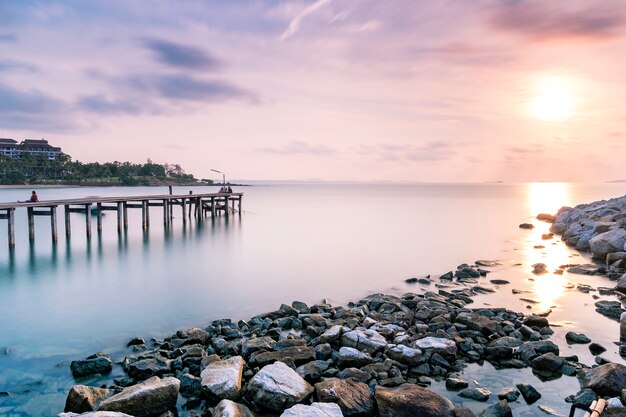 dock en pier op zee in de schemering lange blootstelling