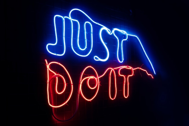 Gratis foto doe het gewoon inspirerende quote in neonlicht